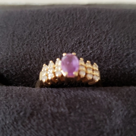 Jewelry - 14K Gold Amethyst ring w/ diamond chips